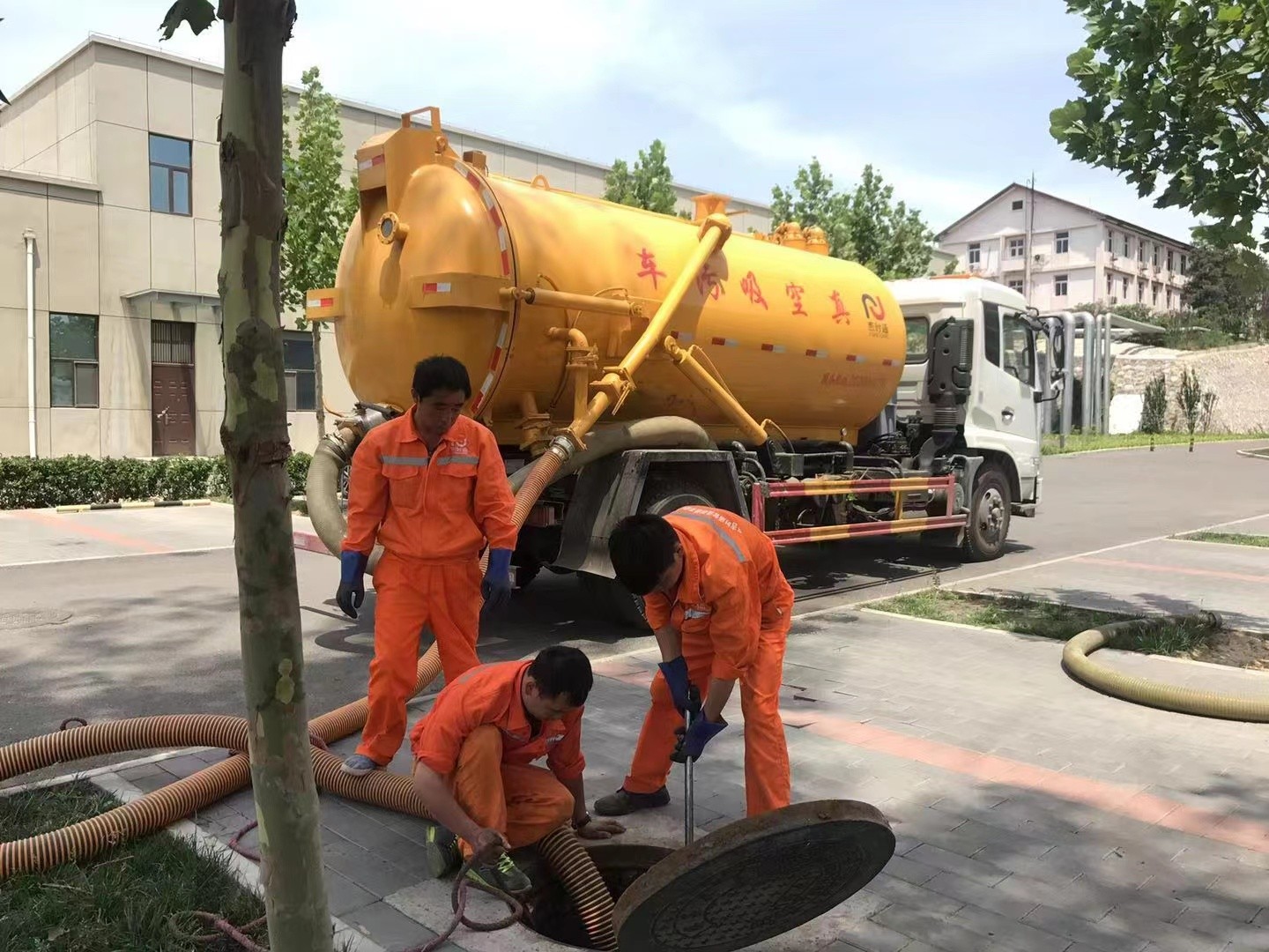 天山管道疏通车停在窨井附近