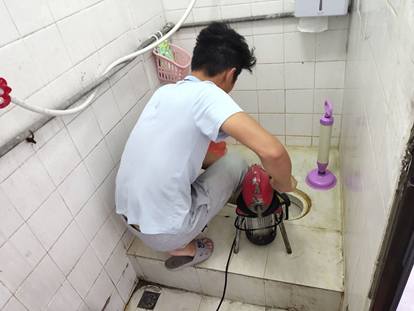 天山管道堵塞冒臭气 专业师傅现场解决问题