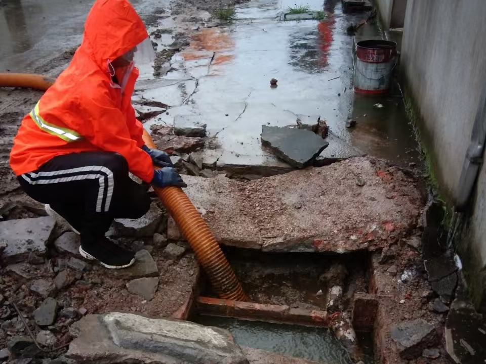 天山专业清理污水池 炜誉市政以规范流程守护城市 “肠道”